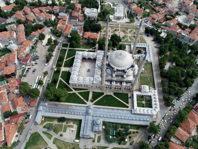 Selimiye Arastası her sabah esnafın bereket duasıyla açılıyor